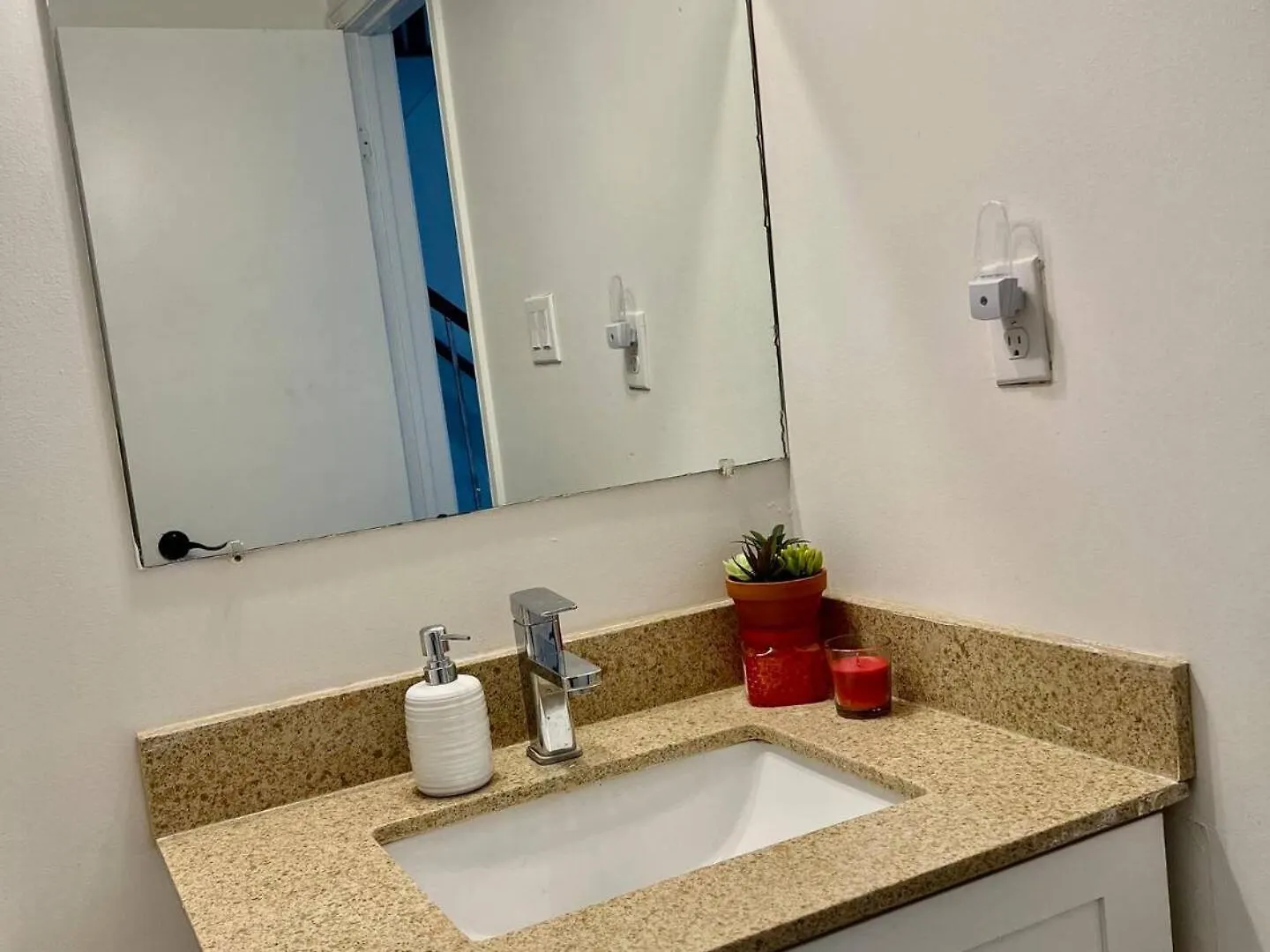 K2 Room Near Airport Mississauga 0*,  Canada